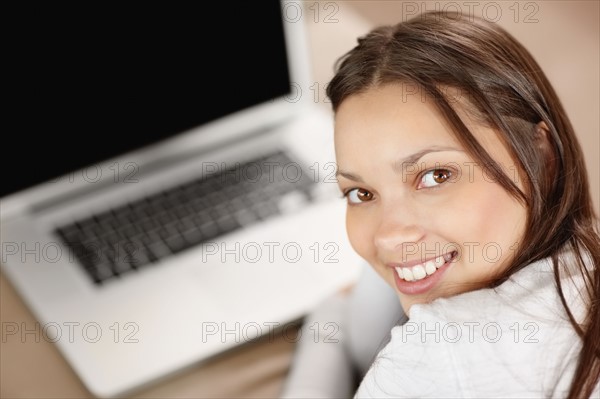 Woman browsing the internet. Photo : momentimages