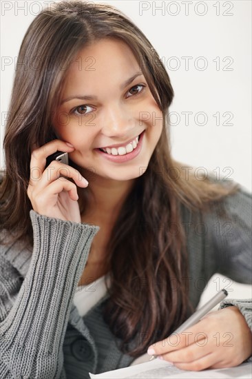 Brunette woman talking on phone. Photo : momentimages