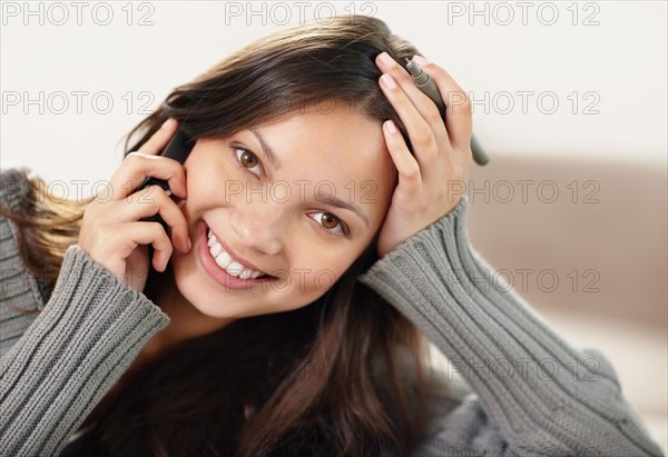 Brunette woman talking on phone. Photo : momentimages