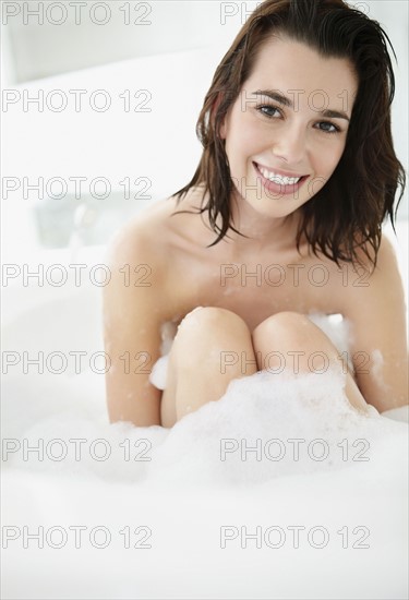 Woman in bubble bath. Photo : momentimages