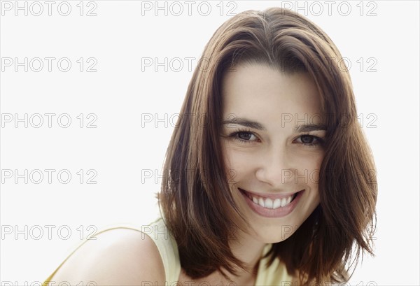 Smiling brunette woman. Photo : momentimages