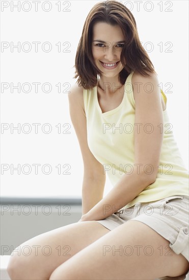 Smiling brunette woman. Photo : momentimages