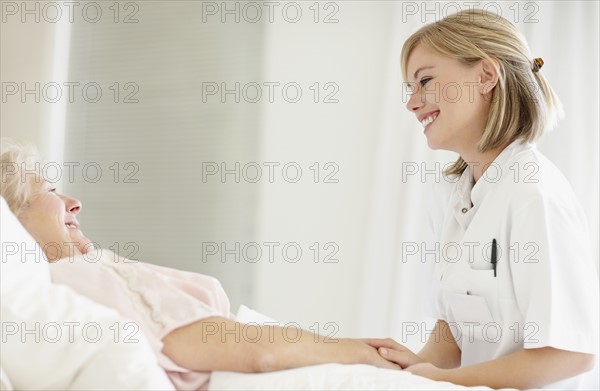 Nurse caring for a senior woman. Photo : momentimages