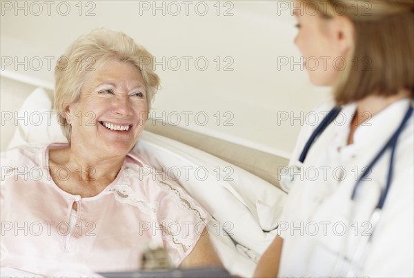 Nurse and senior patient. Photo : momentimages