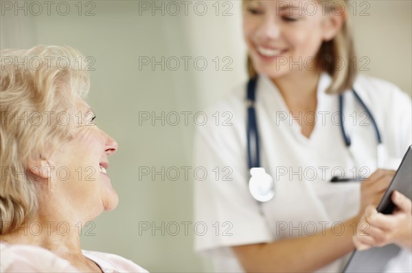 Nurse and senior patient. Photo : momentimages