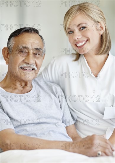 Nurse sitting with patient. Photo : momentimages