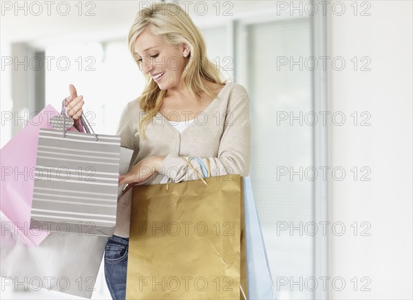 Attractive woman holding shopping bags. Photo : momentimages