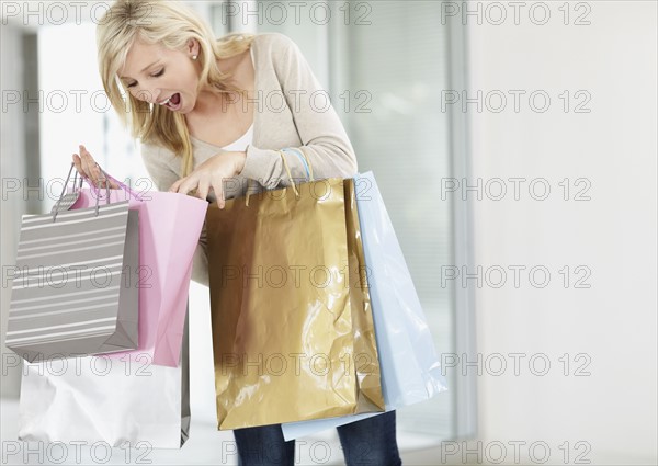 Attractive woman holding shopping bags. Photo : momentimages