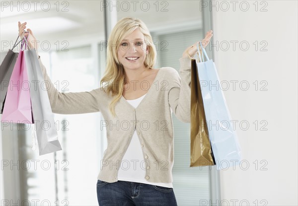 Attractive woman holding shopping bags. Photo : momentimages