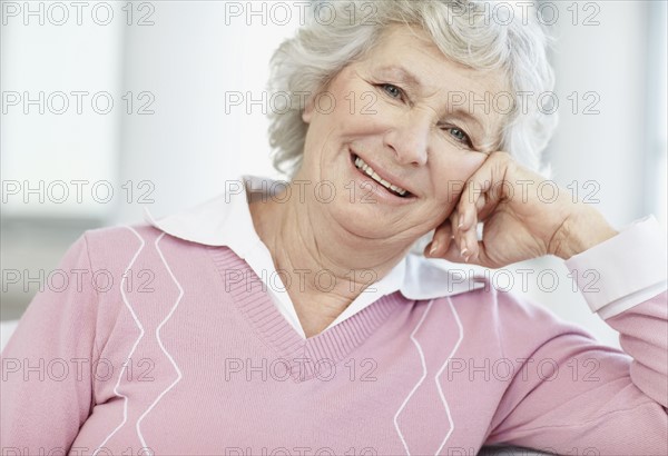 Senior woman relaxing. Photo : momentimages