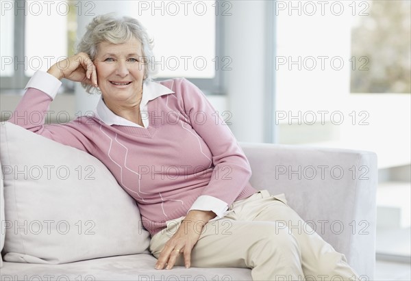 Senior woman relaxing. Photo : momentimages