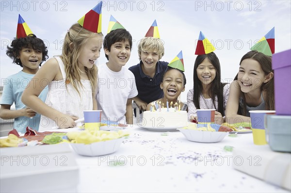 Children at a birthday celebration. Photo : momentimages