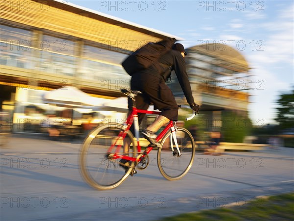 Cyclist riding bike on Vancouver street. Photo : John Kelly