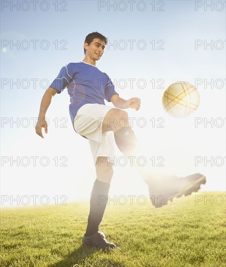 Soccer player kicking the ball. Photo : Mike Kemp