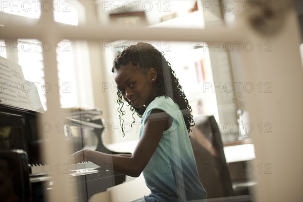 Young girl playing piano. Photo : Tim Pannell