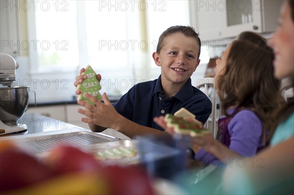 Children baking cookies. Photo : Tim Pannell