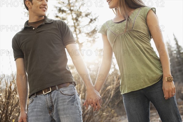 Couple walking hand in hand. Photo : FBP