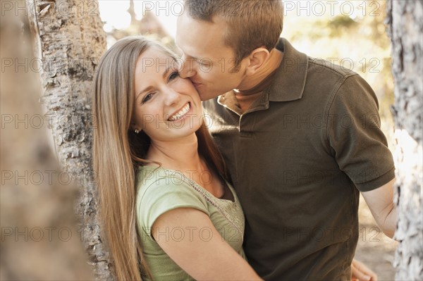 Man kissing his girlfriend. Photo : FBP