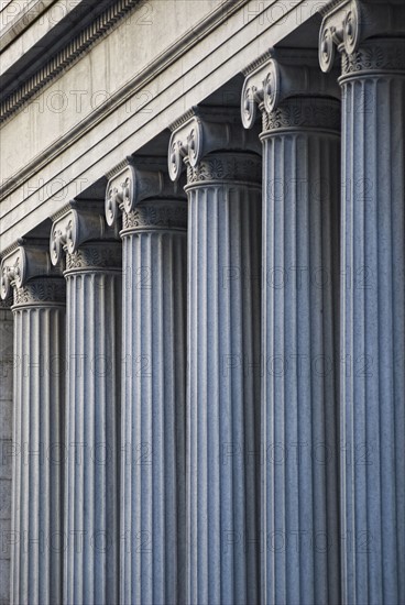 Concrete columns on building. Photo : Antonio M. Rosario