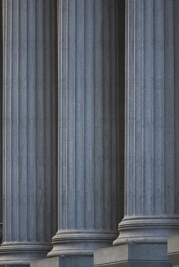 Concrete columns on building. Photo : Antonio M. Rosario