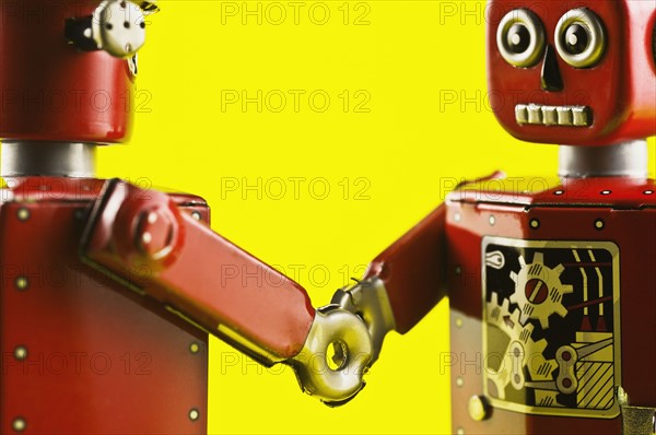 Toy robots shaking hands. Photo. Antonio M. Rosario