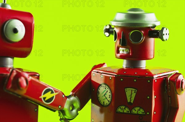 Toy robots shaking hands. Photo. Antonio M. Rosario