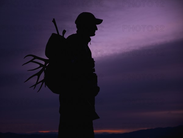 Hunter with deer antler in his backpack. Photo : Mike Kemp