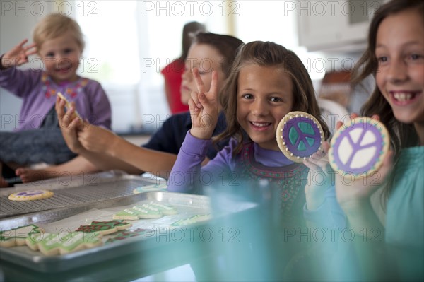 Children baking cookies. Photo : Tim Pannell