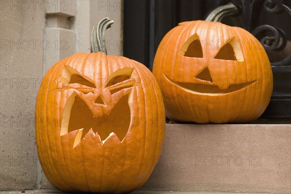 Jack-o-lanterns on steps. Photo : Antonio M. Rosario