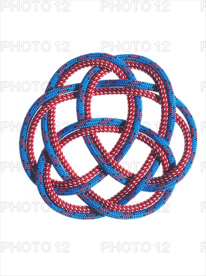 Red and blue rope looped together. Photo : David Arky