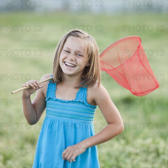 Young girl holding a butterfly net. Photo : Mike Kemp