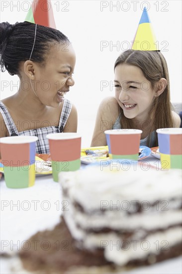 Two girls at a birthday party. Photo : momentimages