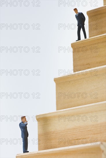 Figurines on steps. Photo : Antonio M. Rosario