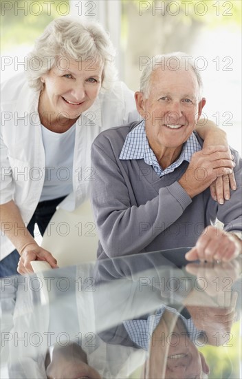 Cheerful senior couple. Photo : momentimages