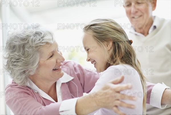 Granddaughter hugging her grandmother. Photo : momentimages