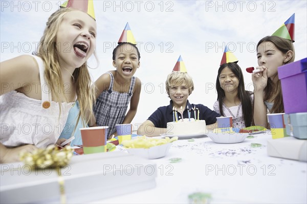 Children at a birthday celebration. Photo : momentimages