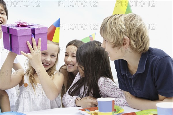 Children at a birthday celebration. Photo : momentimages