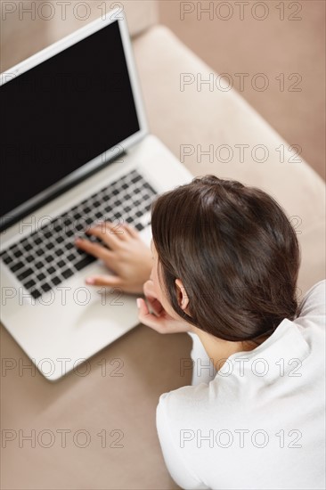 Woman browsing the internet. Photo : momentimages