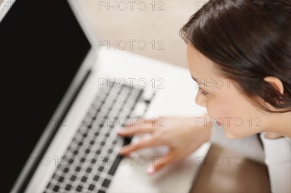 Woman browsing the internet. Photo : momentimages