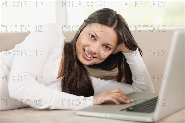 Woman browsing the internet. Photo : momentimages