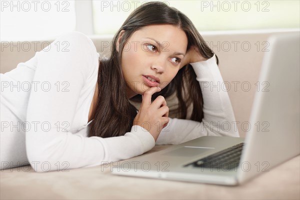 Woman browsing the internet. Photo : momentimages