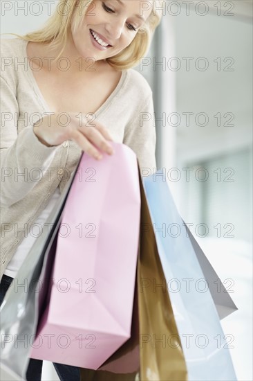 Attractive woman holding shopping bags. Photo : momentimages