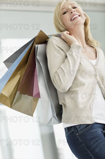 Attractive woman holding shopping bags. Photo : momentimages