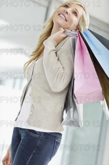 Attractive woman holding shopping bags. Photo : momentimages