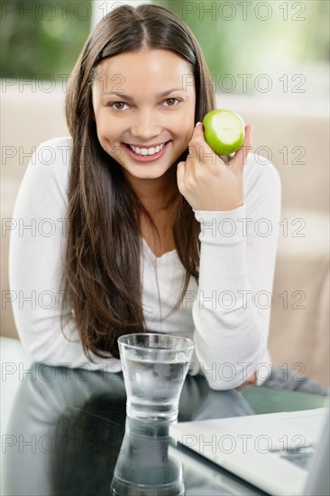 Woman eating an apple. Photo : momentimages