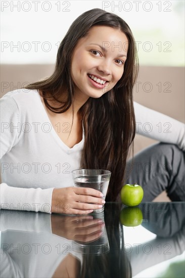 Woman having a healthy snack. Photo : momentimages