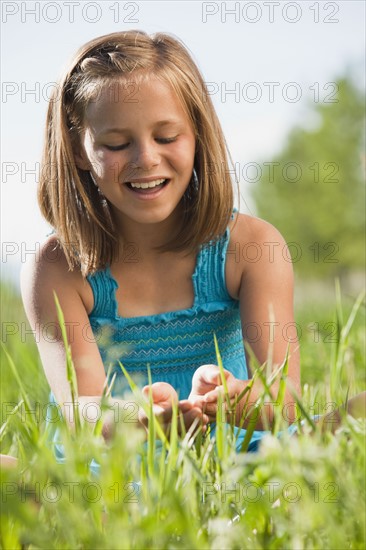 Young girl playing in grass. Photo : Mike Kemp