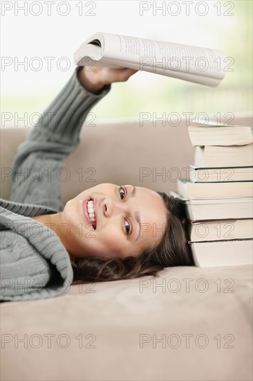 Brunette woman relaxing and reading. Photo : momentimages