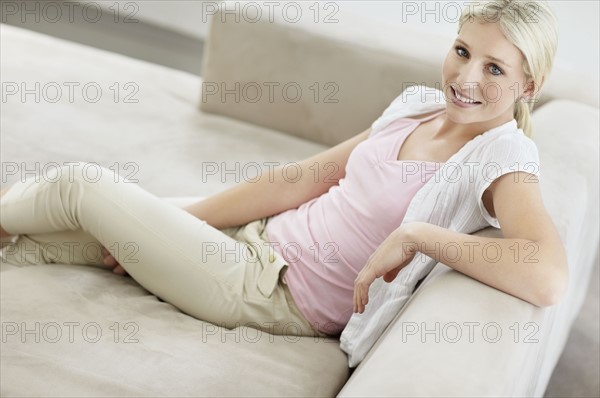 Pretty blond woman relaxing. Photo : momentimages