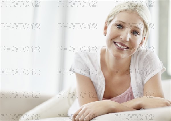 Pretty blond woman relaxing. Photo : momentimages